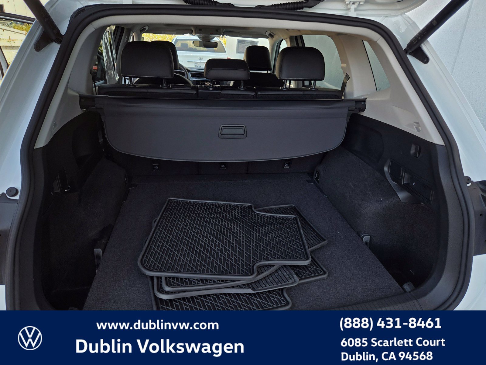 Certified 2024 Volkswagen Tiguan SE w/ Panoramic Sunroof Package AWD/4WD image 24