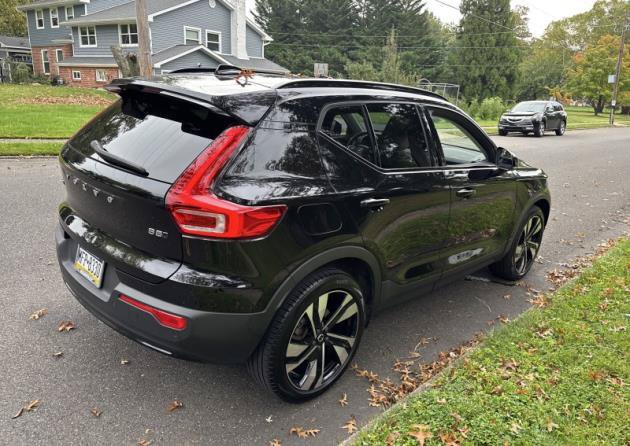 Used 2023 Volvo XC40 B5 Plus w/ Protection Package Premier AWD/4WD image 3