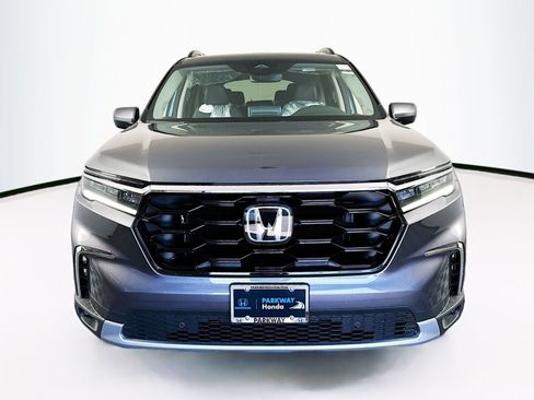 Used 2025 Honda Pilot Touring image 2