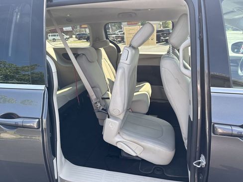 Used 2017 Chrysler Pacifica Touring image 27