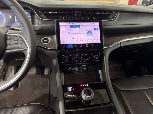 Used 2025 Jeep Grand Cherokee L Limited w/ Luxury Tech Group II image 8