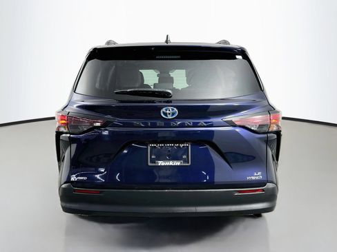 Used 2024 Toyota Sienna LE AWD/4WD image 6