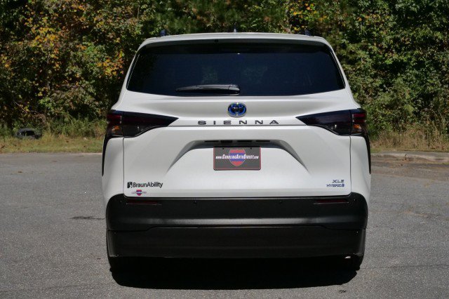 Used 2024 Toyota Sienna XLE w/ XLE Plus Package FWD image 8