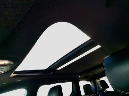Used 2025 Chrysler Pacifica Limited FWD image 24