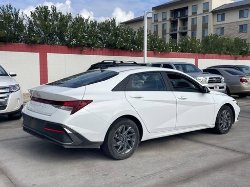 Used 2024 Hyundai Elantra SEL image 2