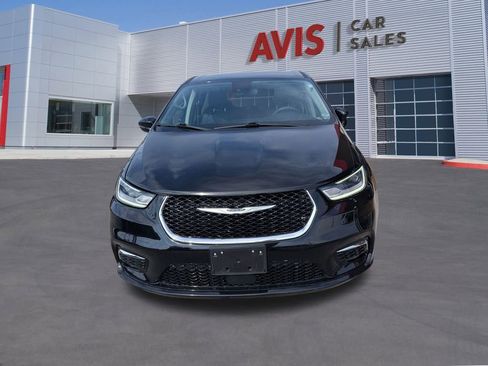 Used 2024 Chrysler Pacifica Touring-L image 2