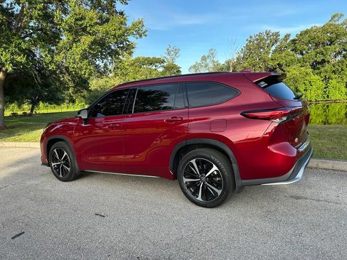 Used 2022 Toyota Highlander XSE FWD image 4