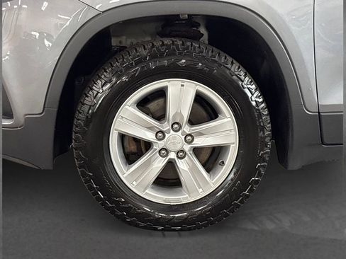 Used 2020 Chevrolet Trax LT w/ LT Convenience Package image 15