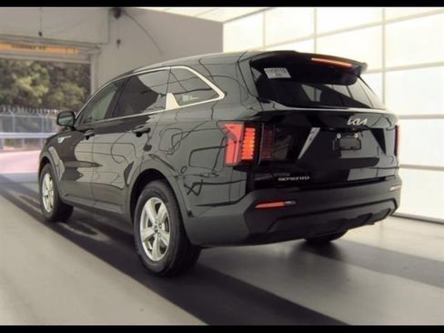 Used 2023 Kia Sorento LX FWD image 3