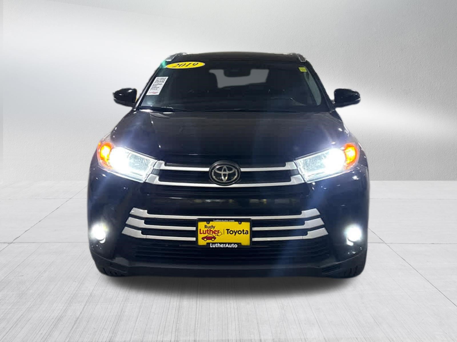 Certified 2019 Toyota Highlander XLE AWD/4WD image 2