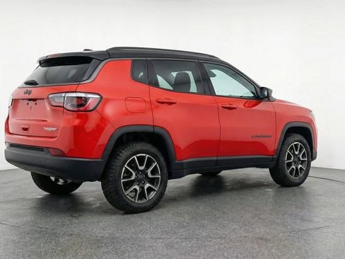 Used 2025 Jeep Compass Trailhawk AWD/4WD image 9