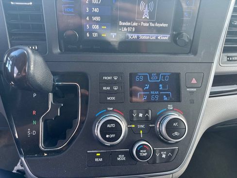 Used 2017 Toyota Sienna XLE FWD image 17