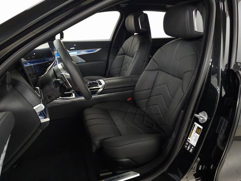 Used 2025 BMW 760i xDrive w/ Executive Package image 12
