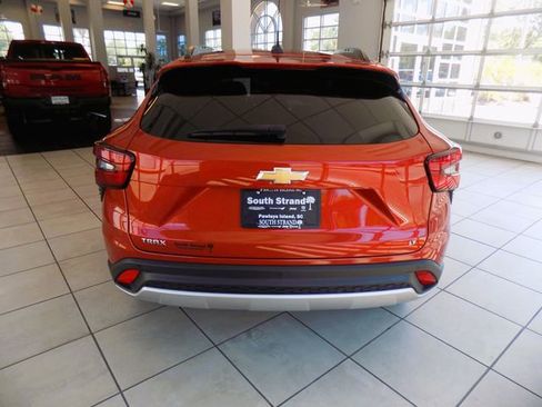 Used 2024 Chevrolet Trax LT w/ Driver Confidence Package FWD image 7