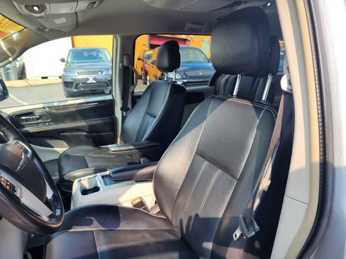 Used 2014 Chrysler Town & Country Touring image 14