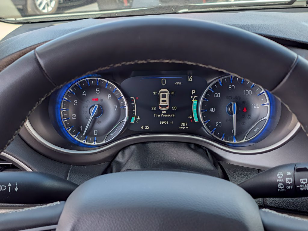 Used 2024 Chrysler Pacifica Touring-L FWD image 33