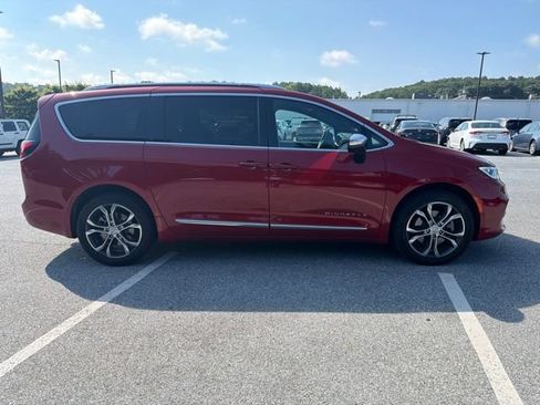 Used 2026 Chrysler Pacifica Pinnacle w/ Trailer Tow Group AWD/4WD image 4