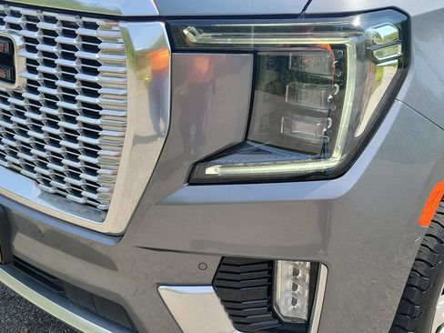 Used 2021 GMC Yukon XL Denali w/ Denali Premium Package AWD/4WD image 9