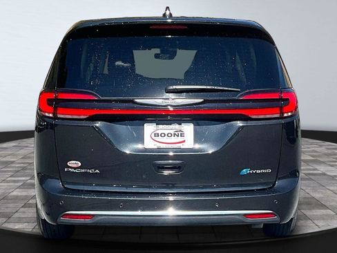 Used 2023 Chrysler Pacifica Touring-L w/ Uconnect Theater Family Group FWD image 5