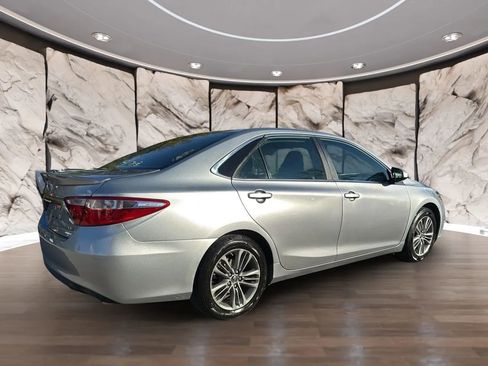 Used 2015 Toyota Camry SE w/ Moonroof Package image 5