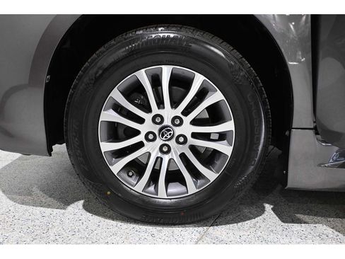 Used 2020 Toyota Sienna XLE FWD image 12