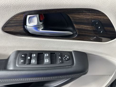 Used 2023 Chrysler Pacifica Limited FWD image 11
