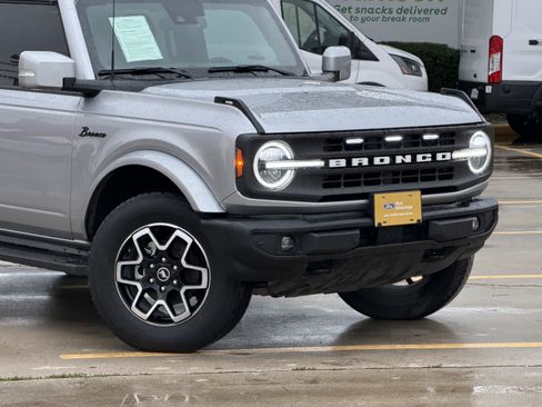 Used 2024 Ford Bronco Outer Banks AWD/4WD image 2