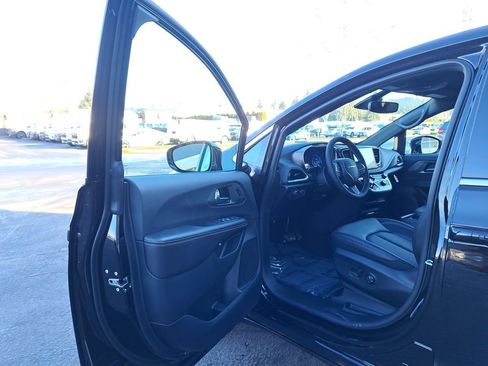 New 2026 Chrysler Pacifica Select image 10