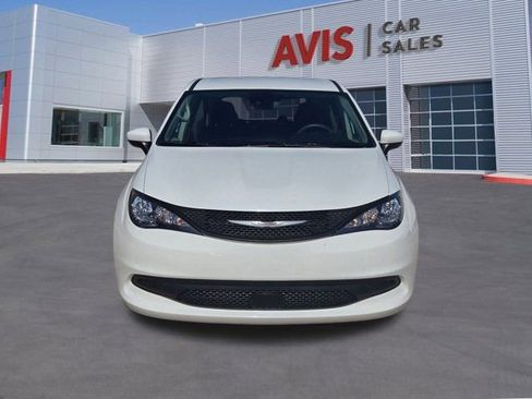 Used 2023 Chrysler Voyager LX image 2