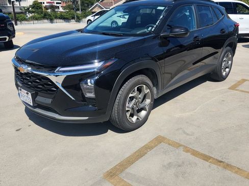 Used 2025 Chevrolet Trax LT FWD image 2
