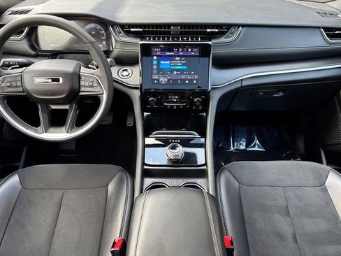 Used 2024 Jeep Grand Cherokee L Altitude AWD/4WD image 15