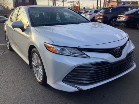 Used 2018 Toyota Camry XLE image 2