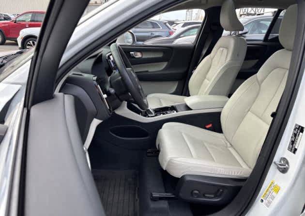 Used 2023 Volvo XC40 B5 Plus w/ Protection Package Premier AWD/4WD image 2