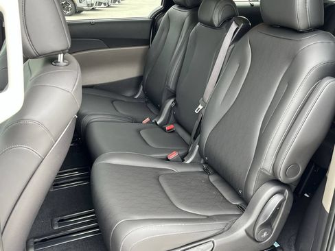 New 2026 Kia Carnival EX FWD image 24