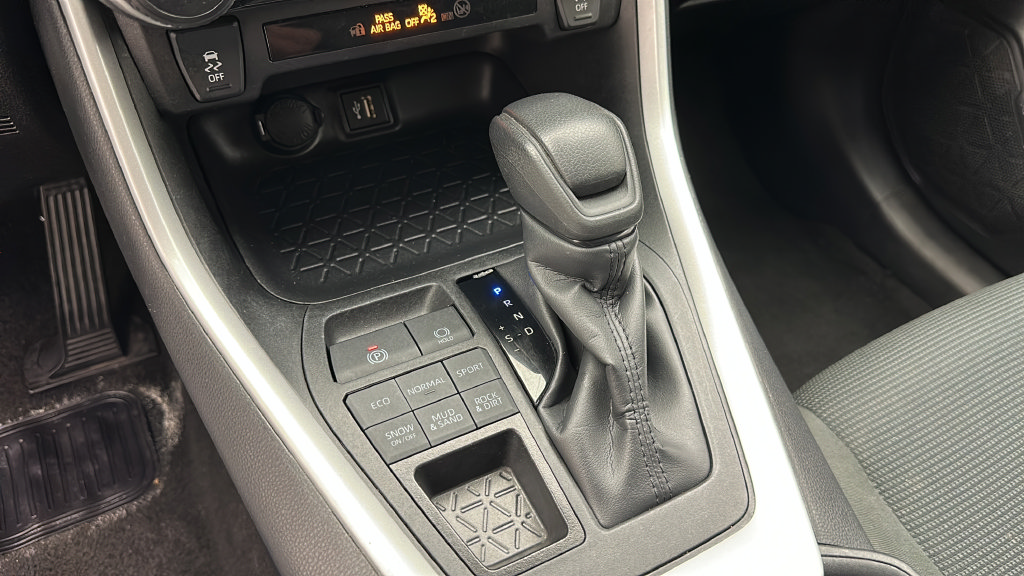 Used 2025 Toyota RAV4 LE AWD/4WD image 19