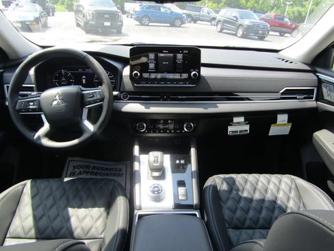 Used 2025 Mitsubishi Outlander 4WD Plug-In Hybrid image 16
