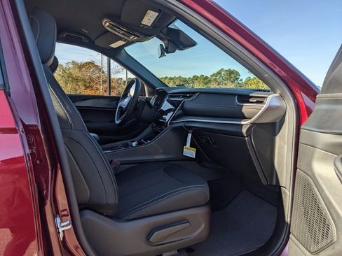 New 2025 Jeep Grand Cherokee Laredo image 32