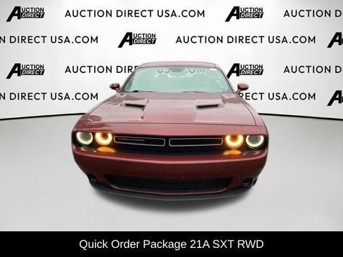 Used 2019 Dodge Challenger SXT RWD image 2