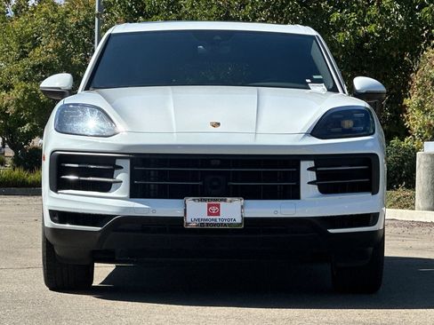 Used 2024 Porsche Cayenne AWD/4WD image 9