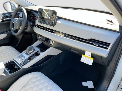 New 2025 Mitsubishi Outlander SEL image 29