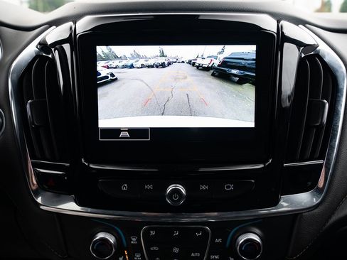 Used 2023 Chevrolet Traverse LT image 14