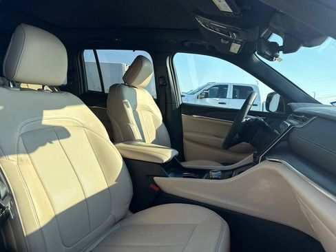 Used 2024 Jeep Grand Cherokee Limited w/ Luxury Tech Group II AWD/4WD image 19