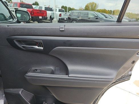 Used 2021 Toyota Highlander XLE image 16