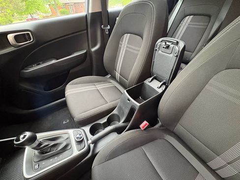 Used 2025 Hyundai Venue SEL FWD image 32
