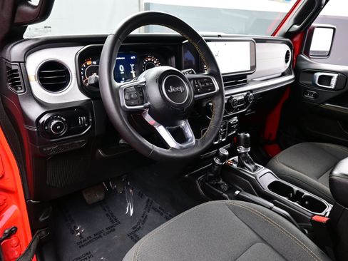 Used 2024 Jeep Wrangler Sahara image 12