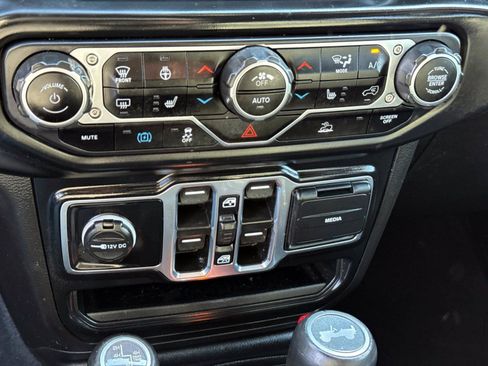 Used 2023 Jeep Wrangler Unlimited Sahara w/ Cold Weather Group image 17