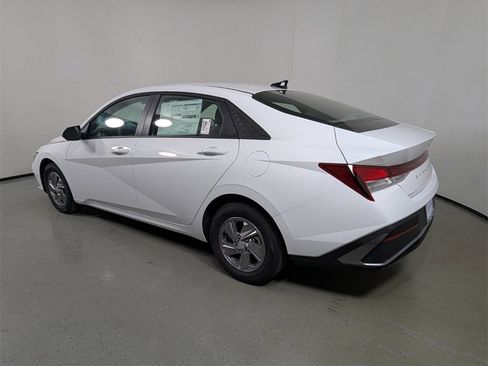 New 2025 Hyundai Elantra SE image 5