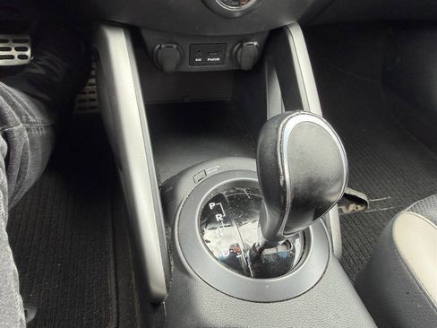 Used 2013 Hyundai Veloster Turbo FWD image 17