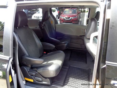 Used 2013 Toyota Sienna SE FWD image 19