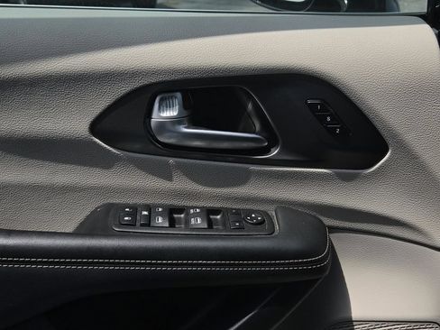 Used 2024 Chrysler Pacifica Touring-L FWD image 25
